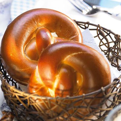 Prodotti da Forno - Laugenbrezel mit Butter