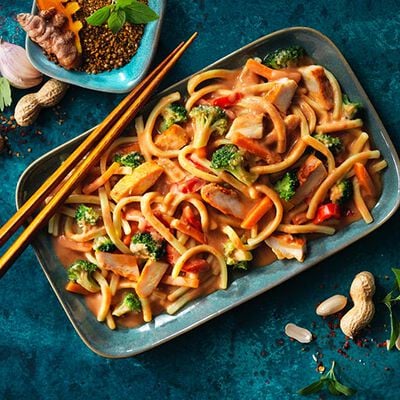 Asia - Po&ecirc;l&eacute;e asiatique avec une sauce aux cacahu&egrave;tes