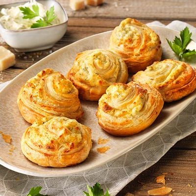 Snack di Pasta Sfoglia - Mini Rotolini al Formaggio