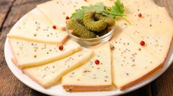 Formaggio - 40% Schweizer Raclette Pfeffer, in Scheiben