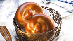 Prodotti da Forno - Laugenbrezel mit Butter