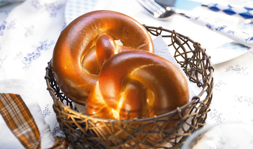 Prodotti da Forno - Laugenbrezel mit Butter