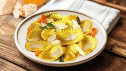 Pasta - Mezzelune con Zucca e Formaggi