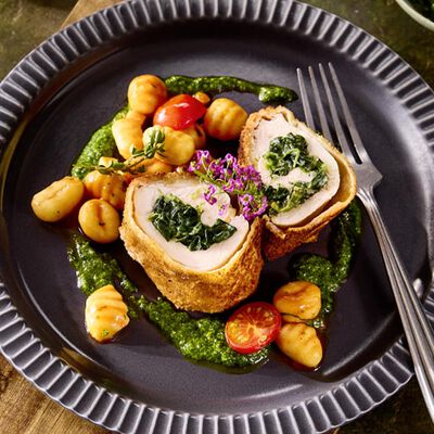 Involtini di pollo croccanti con gnocchi alla sorrentina e pesto di erba cipollina