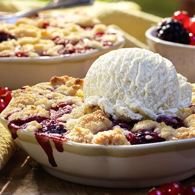 Beeren-Crumble mit Glace