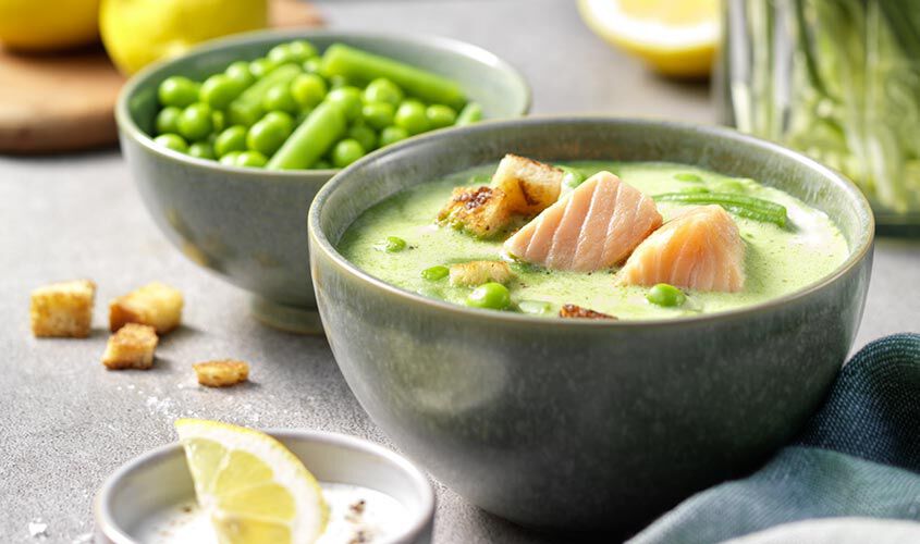 Zuppa di aglio orsino con salmone