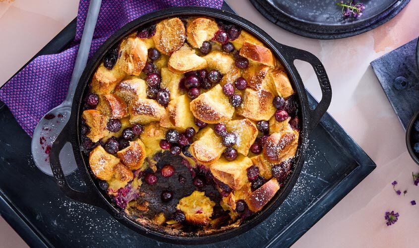 Gratin de myrtilles avec glace à la vanille et coulis