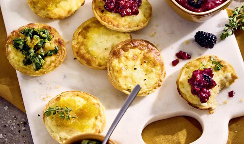 Käse-Pizzettis mit drei Toppings