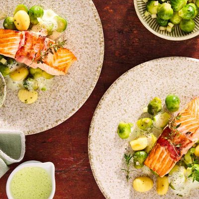 Lachs im Honig-Speckmantel auf Rosenkohl-Apfelgem&uuml;se