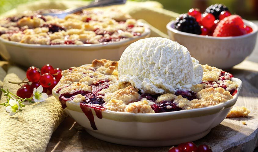 Beeren-Crumble mit Glace