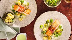 Salmone Glassato al Miele con Pancetta su un Letto di Cavoletti di Bruxelles e Mele