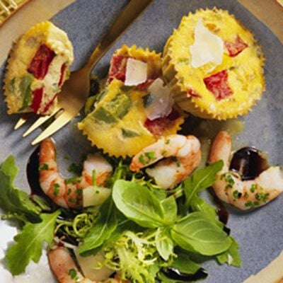 Peperoni Omelette-Törtchen mit Crevetten in süss-sauer Sauce