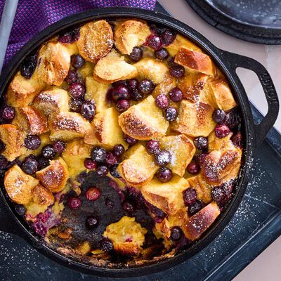 Gratin de myrtilles avec glace à la vanille et coulis