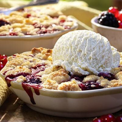 Crumble ai frutti di bosco con gelato