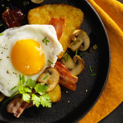 Hütten-Spiegelei mit Cheddar-Mais-Dip