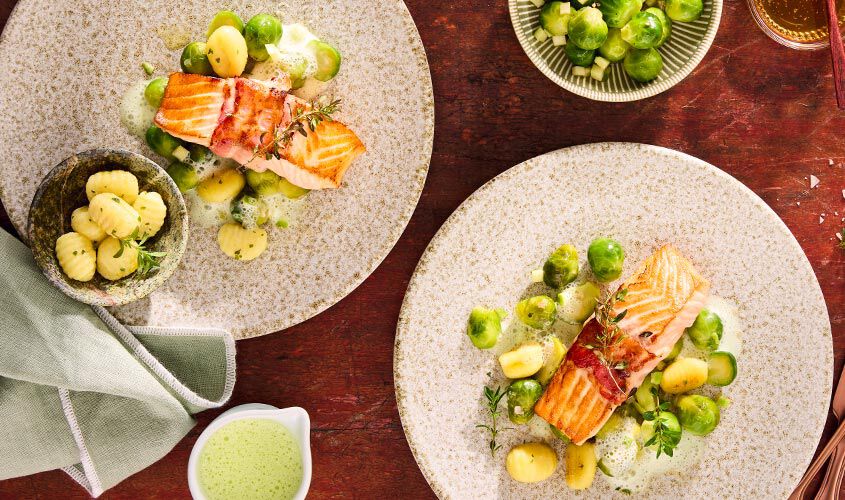 Lachs im Honig-Speckmantel auf Rosenkohl-Apfelgem&uuml;se