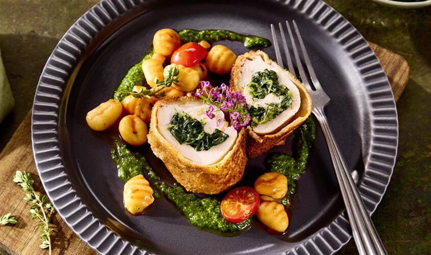 Roulades de poulet croustillantes, gnocchi alla Sorrentina & pesto à la ciboulette