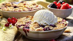 Crumble ai frutti di bosco con gelato
