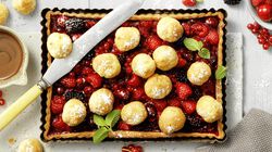 Crostata fruttata con mini bign&egrave;, frutti di bosco e salsa di cioccolato