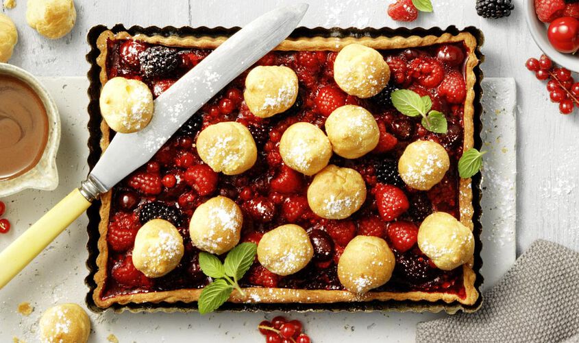 Crostata fruttata con mini bign&egrave;, frutti di bosco e salsa di cioccolato