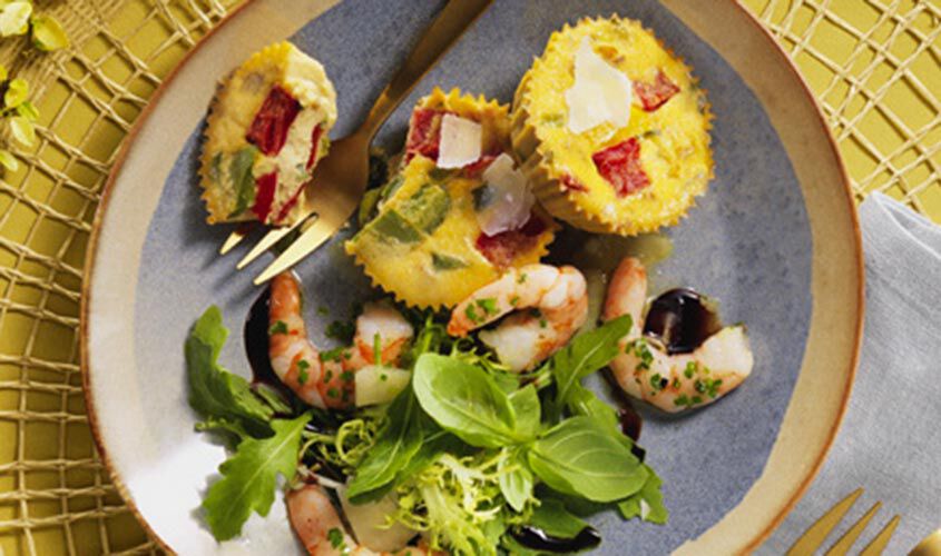 Peperoni Omelette-T&ouml;rtchen mit Crevetten in s&uuml;ss-sauer Sauce