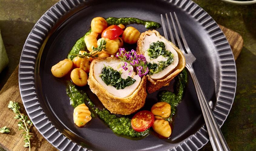 Roulades de poulet croustillantes, gnocchi alla Sorrentina & pesto &agrave; la ciboulette