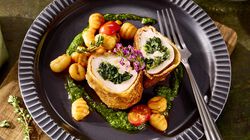 Knusprige Pouletroulade mit Gnocchi alla Sorrentina & Schnittlauchpesto